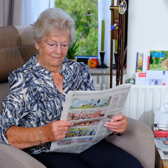 De Opmaat - bewoonster leest de krant
