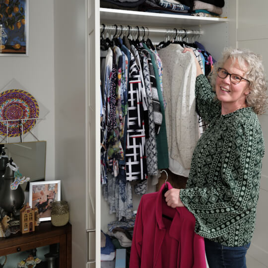 Triangel - naaste hangt kleding in kast