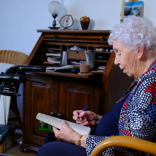 Lindenhof - bewoner met puzzelboek